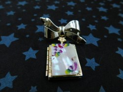 locket bow brooch